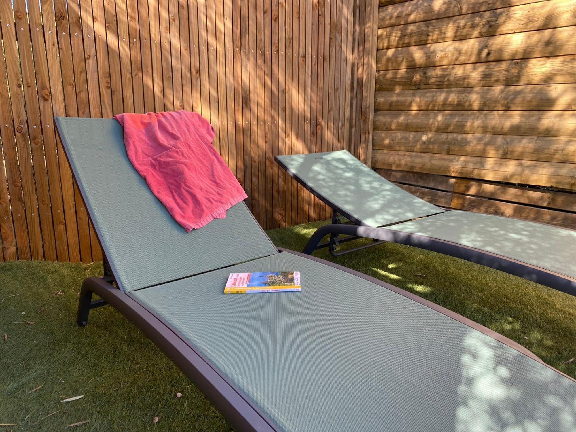 Camping Les Amandiers Castelnau-de-Guers Exterior foto